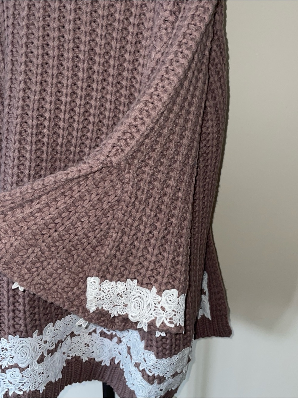 POL Open-Front Chunky Knit Cardigan with White Lace Trim - Mauve - Picture 4 of 7